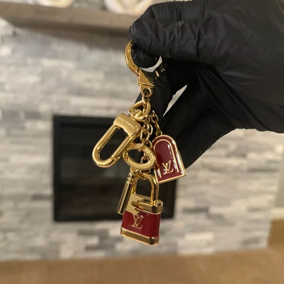 Louis Vuitton Red Enamel Padlock Keychain Bag Charm Gold Hardware Pre Owned - Picture 4 of 4